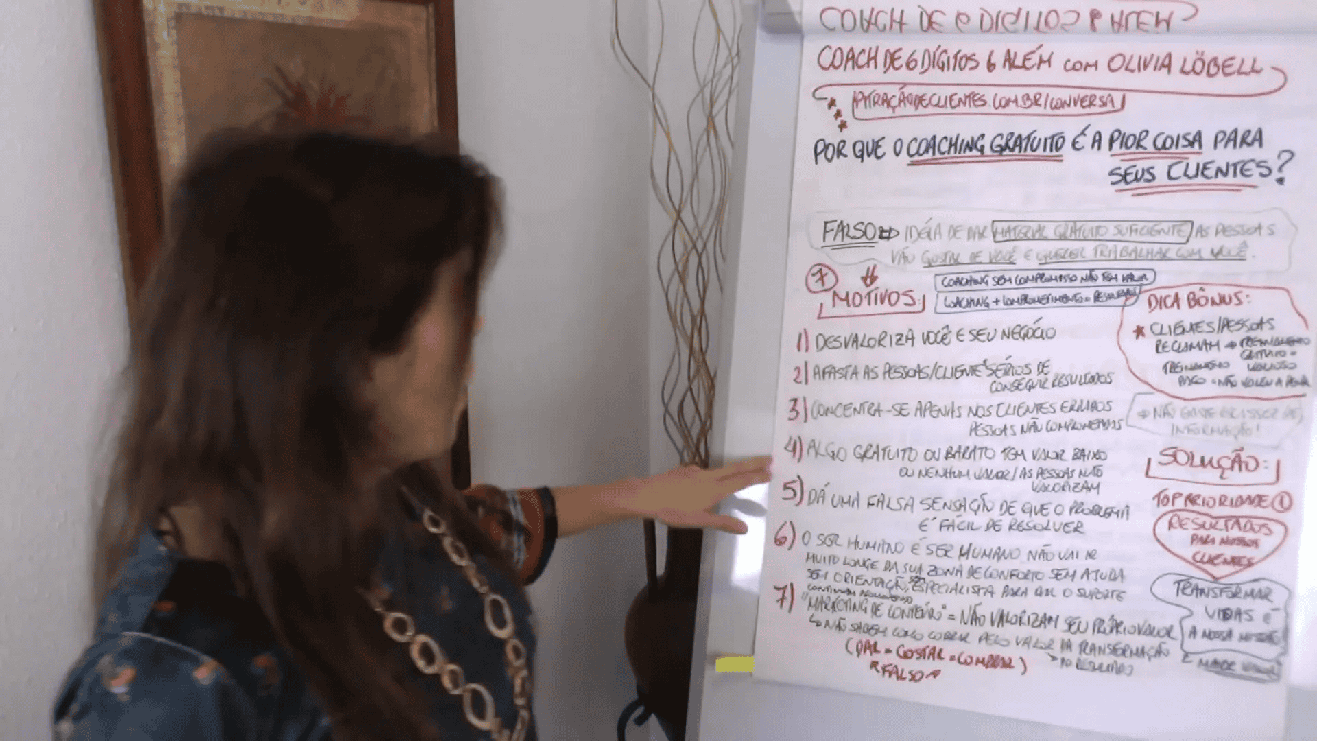 Olívia explicando a diferença entre conteúdo gratuito e coaching